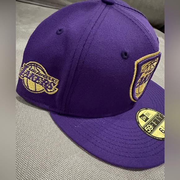 Men's Los Angeles Lakers New Era Purple Shield 59FIFTY Fitted Hat - Picture 6 of 15